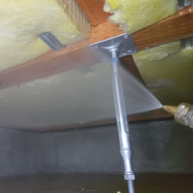 床下の木材に防蟻剤を散布