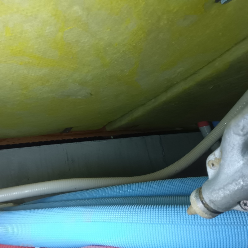 床下の地面に防蟻剤を散布