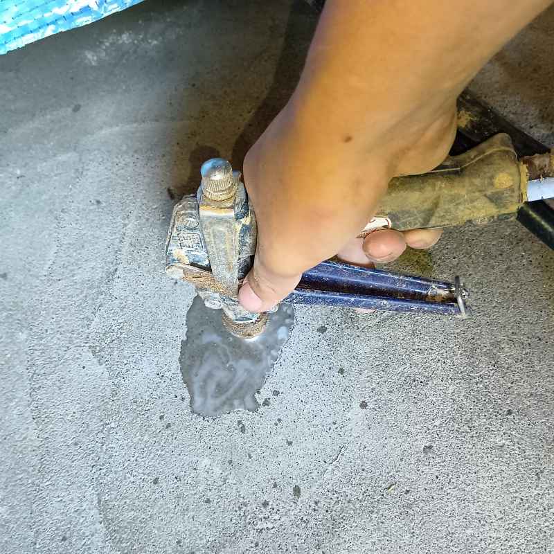 床にシロアリ駆除剤を注入