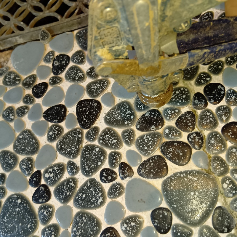 床にシロアリ駆除剤を注入