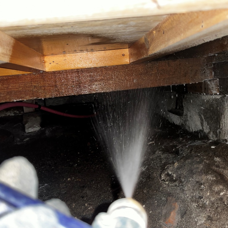 床下木材にシロアリ駆除剤を散布