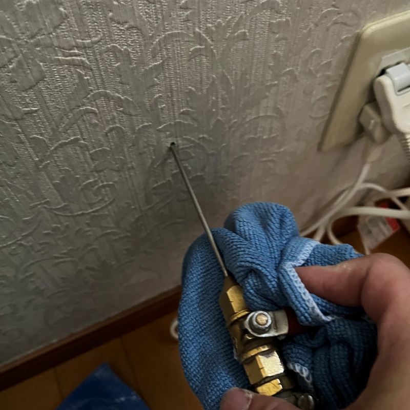 壁材に穴を開けてシロアリ駆除剤を注入