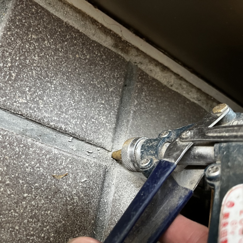 玄関床に穴を開けてシロアリ駆除剤を注入