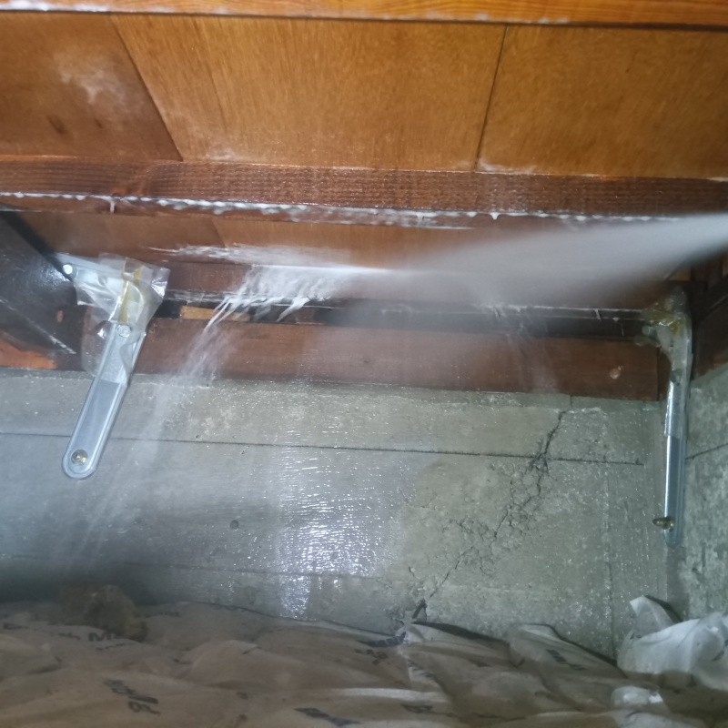 床下の木材にシロアリ駆除剤を散布