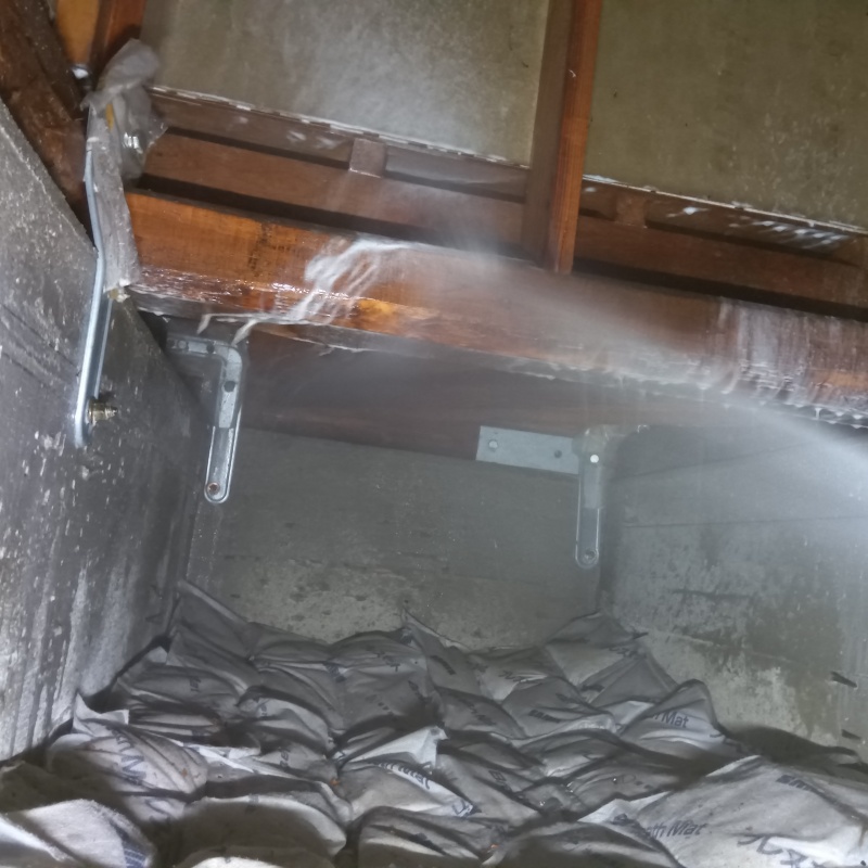 床下の木材にシロアリ駆除剤を散布