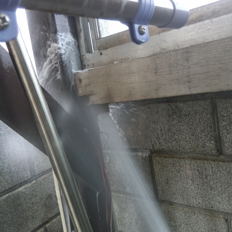 外壁にシロアリ駆除剤を散布