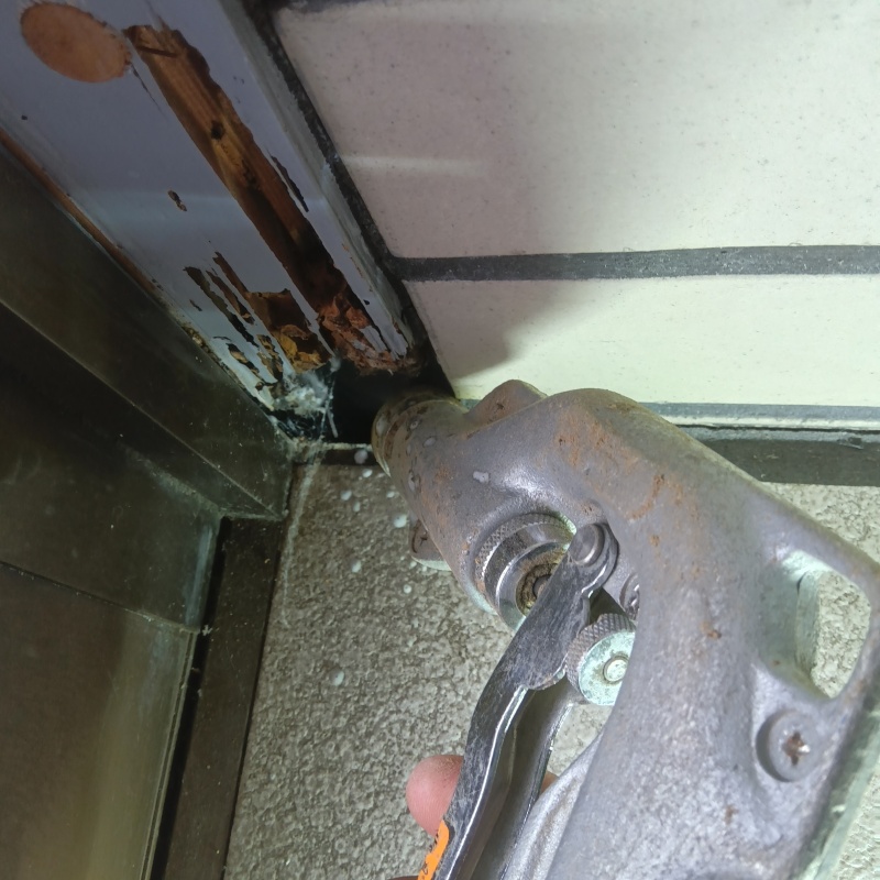 柱にシロアリ駆除剤を注入