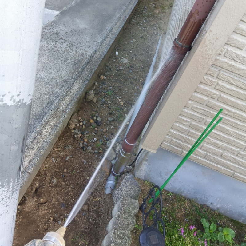 基礎まわりにシロアリ駆除剤を散布する様子