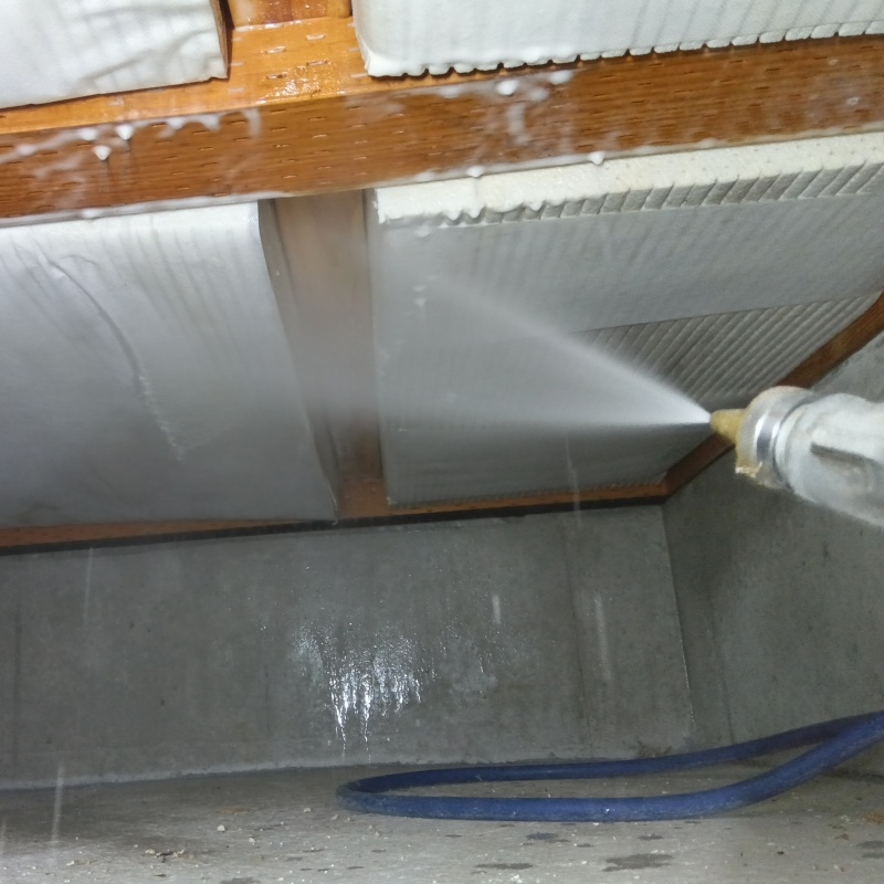 床下の木材に防蟻剤を散布