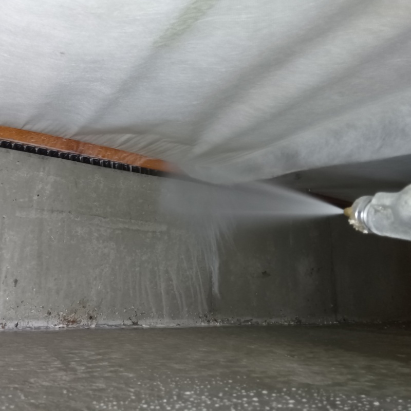 床下の木材に防蟻剤を散布