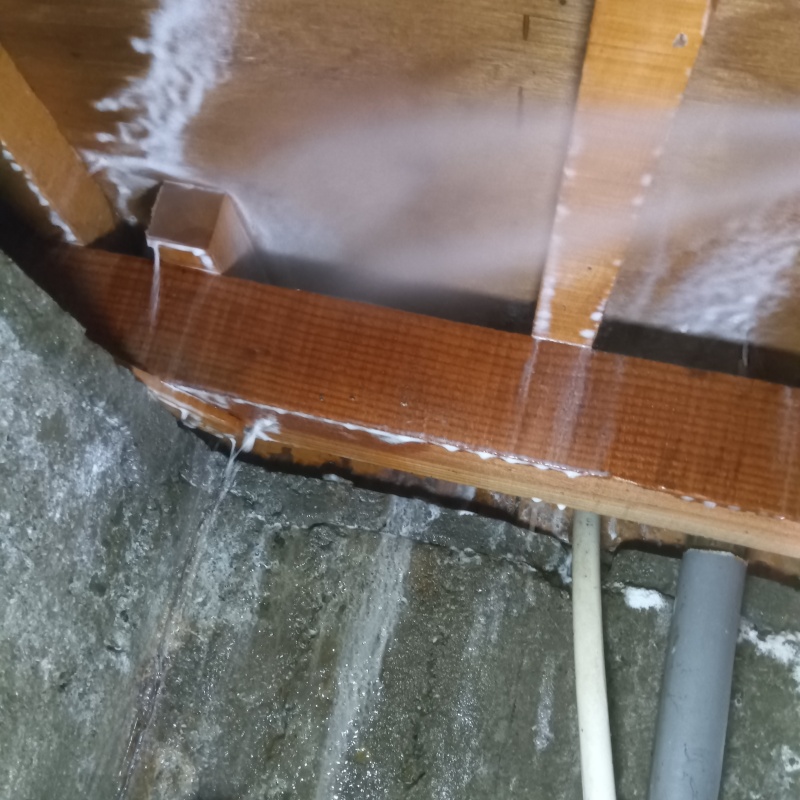 床下の木材にシロアリ駆除剤を散布する様子