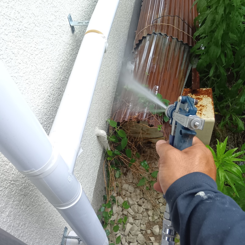 基礎まわりにシロアリ駆除剤を散布する様子