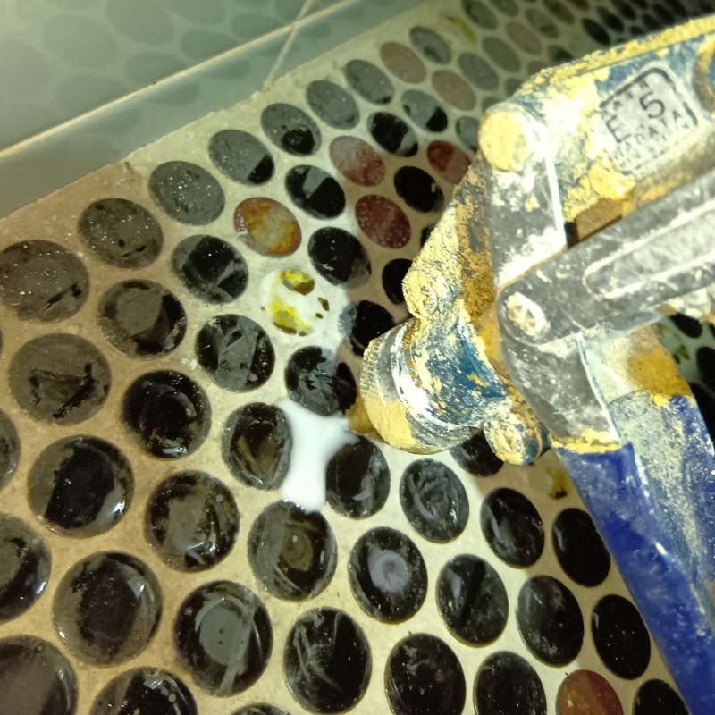 浴室の床に防蟻剤を注入する様子