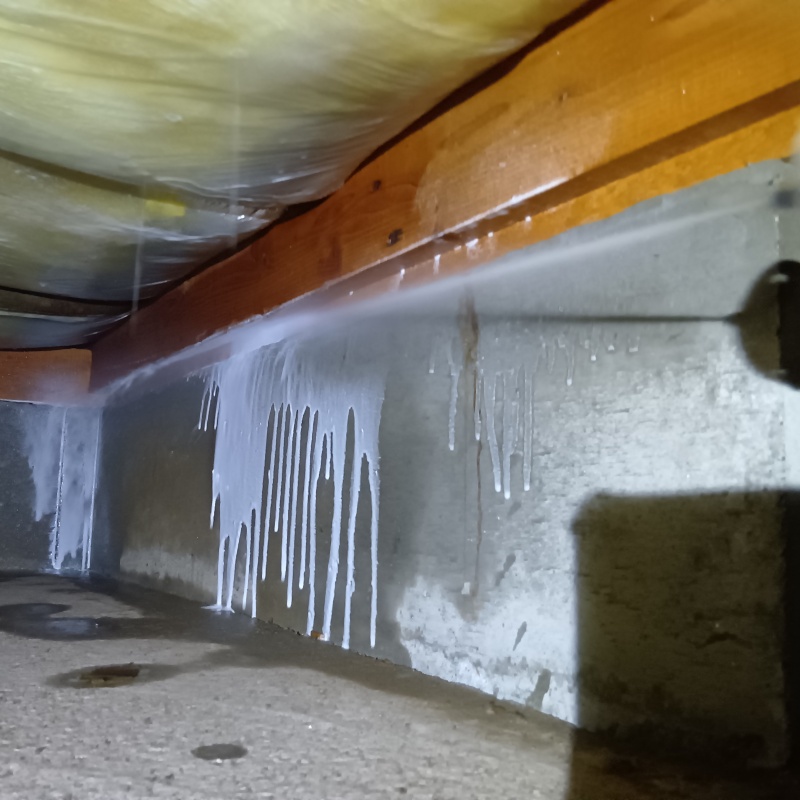 床下の基礎部分にシロアリ駆除を散布した様子