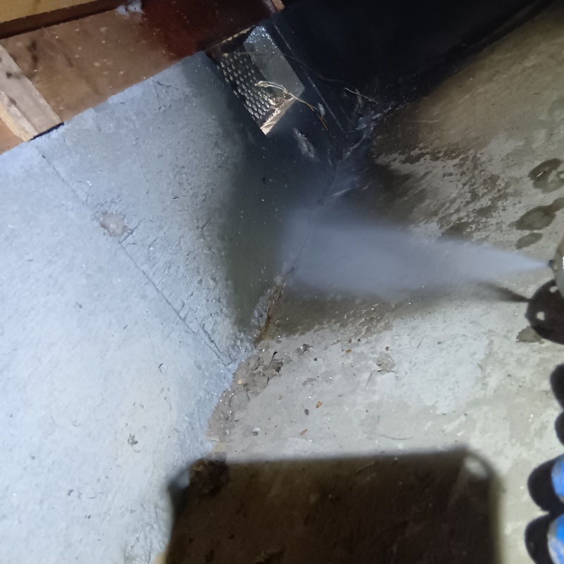 床下の基礎部分にシロアリ駆除を散布した様子