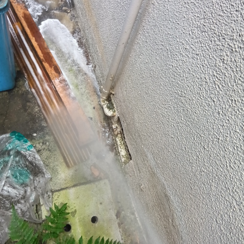 基礎まわりにシロアリ駆除を散布する様子