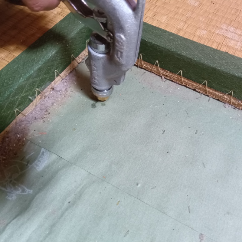 和室の床に防蟻剤を注入する様子