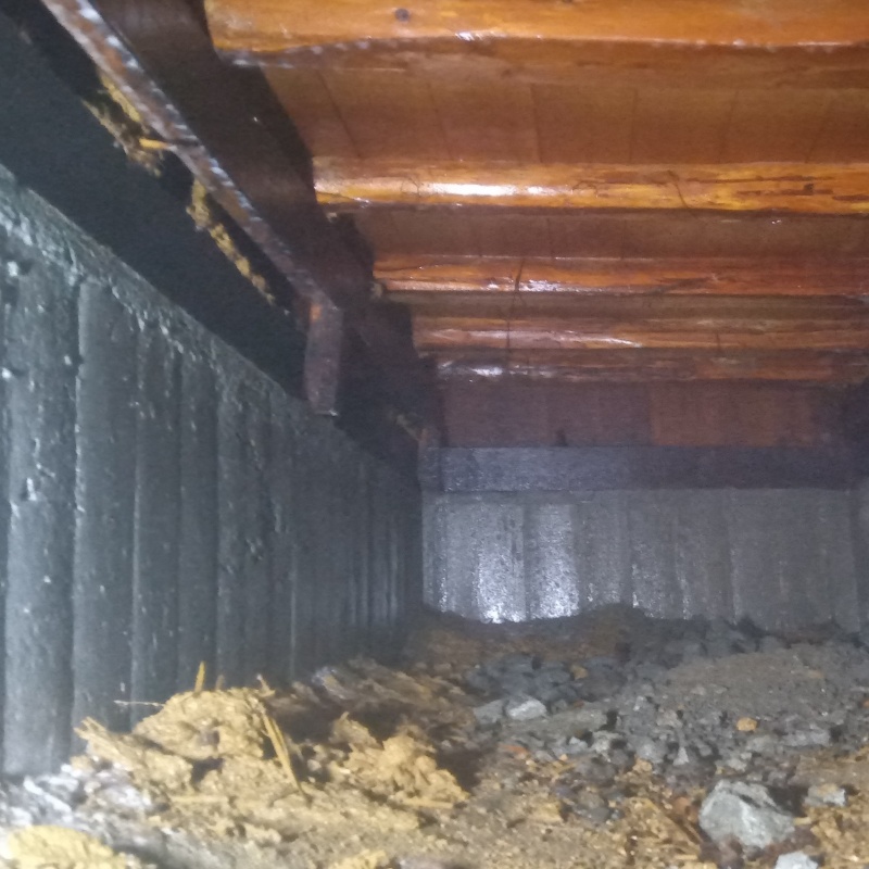 床下の基礎部分にシロアリ駆除剤を散布した様子