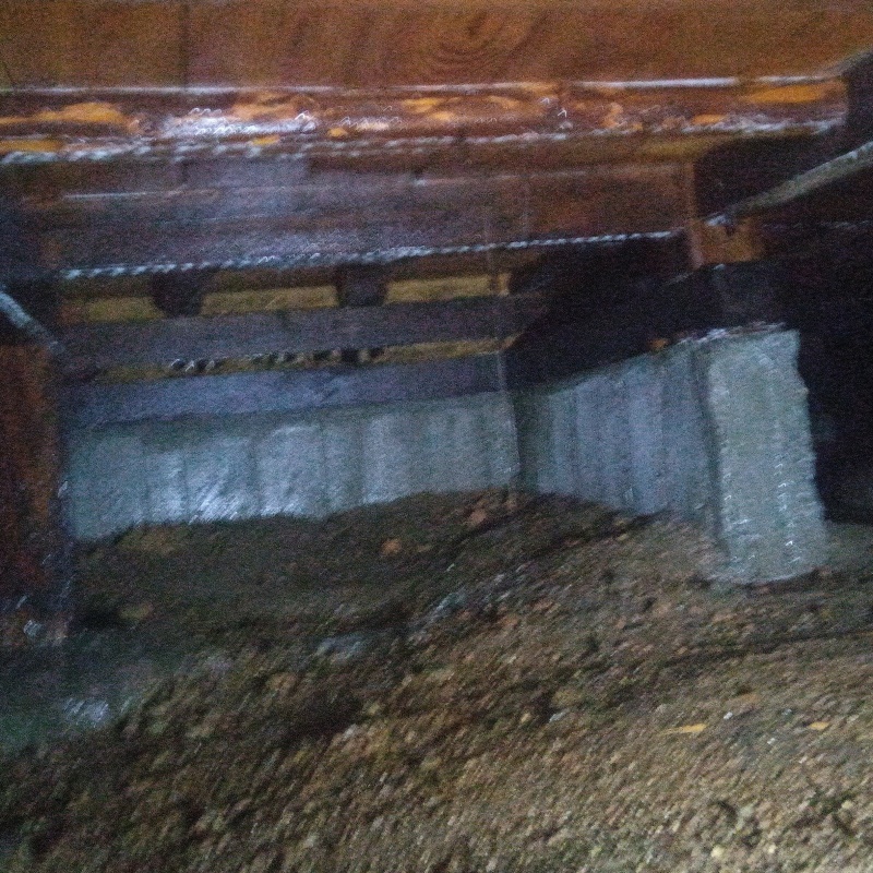 床下の基礎部分にシロアリ駆除剤を散布した様子