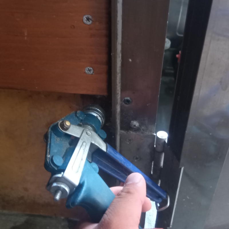 玄関の壁にシロアリ駆除剤を注入する様子