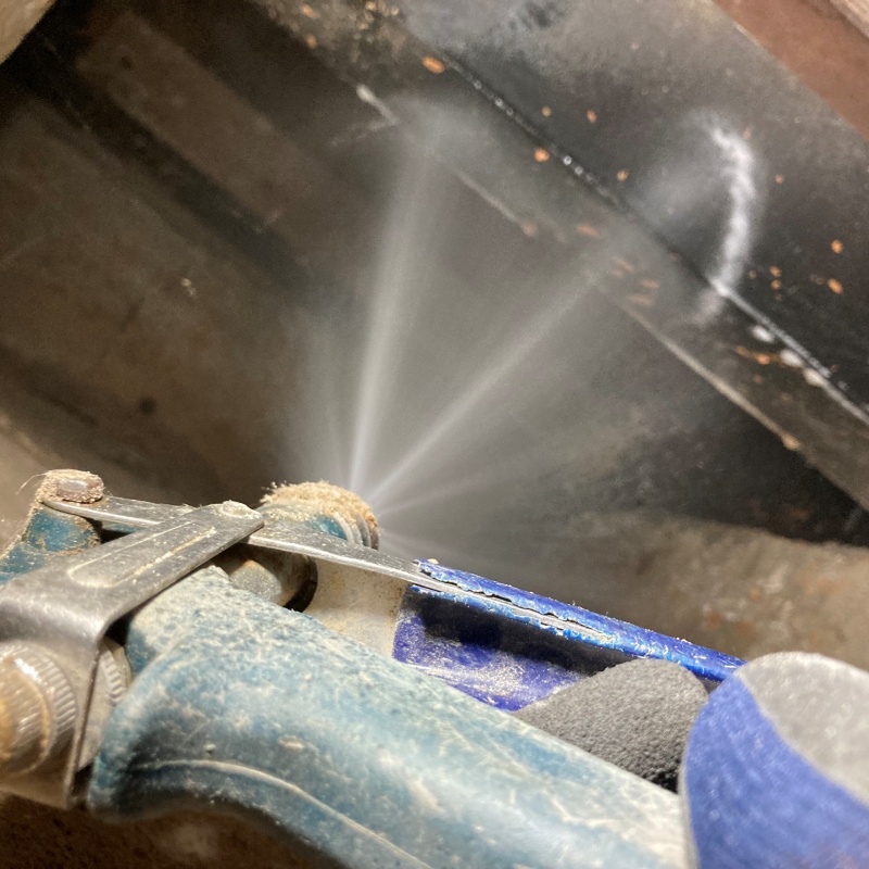 床下の木材にシロアリ駆除剤を散布