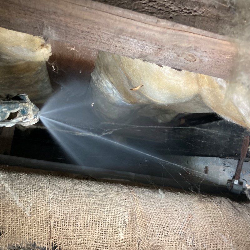 床下の木材にシロアリ駆除剤を散布