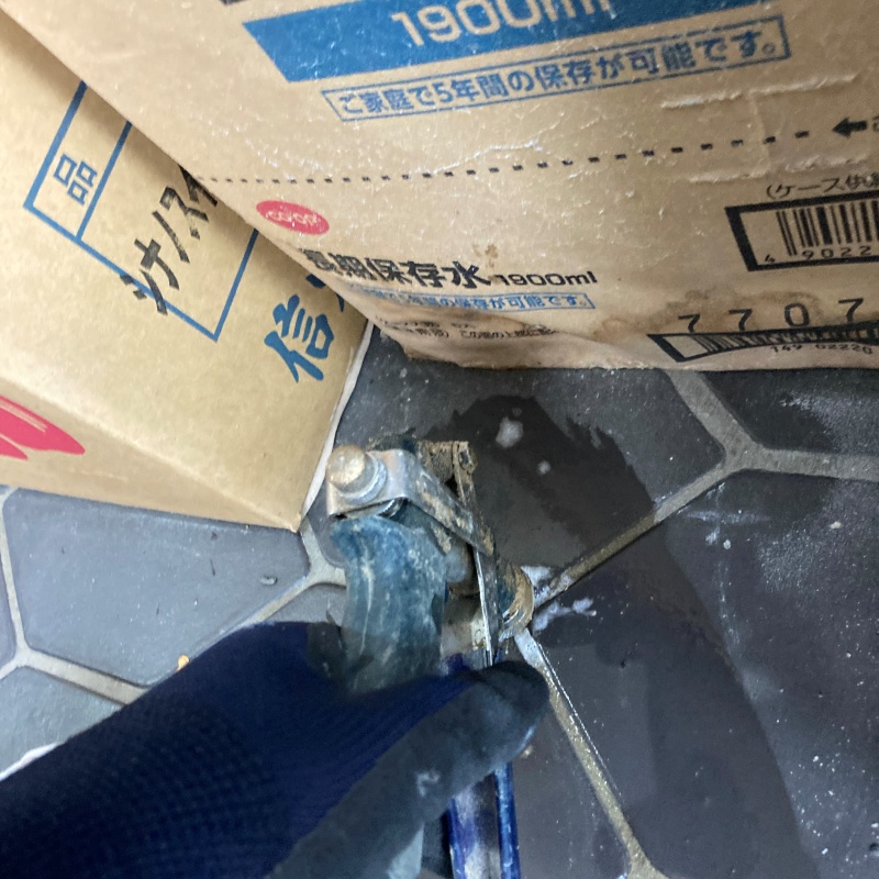 床にシロアリ駆除剤を注入