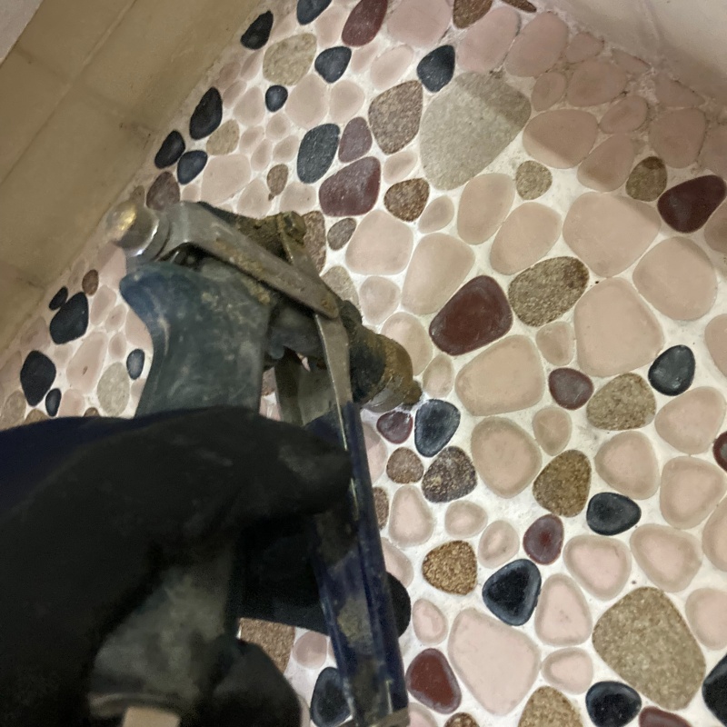 床にシロアリ駆除剤を注入