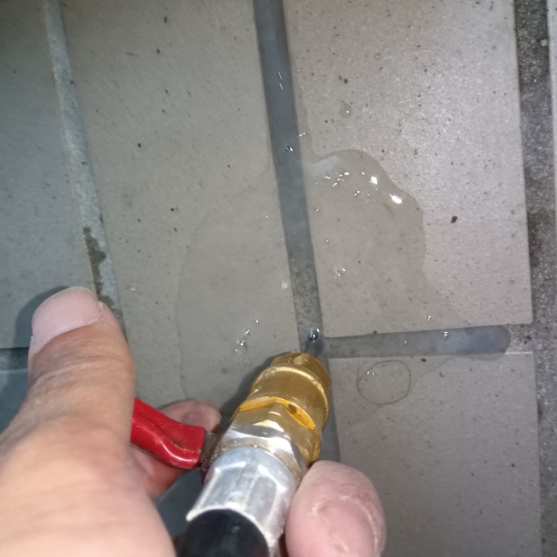 玄関の床タイルにシロアリ駆除剤を注入