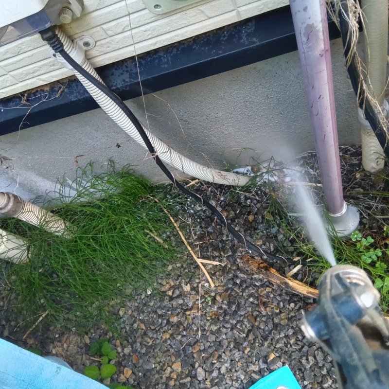 建物外周に防蟻剤を散布
