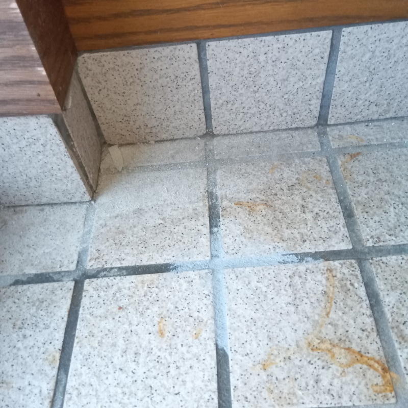 開けた穴をパテで補修