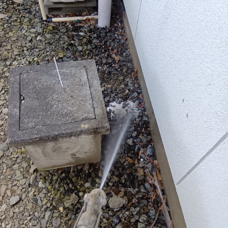 建物外周にシロアリ駆除剤を散布