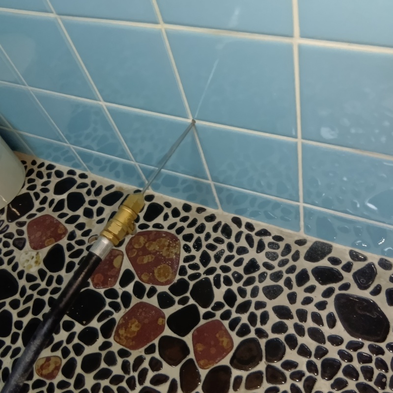 トイレの壁タイルにシロアリ駆除剤を注入