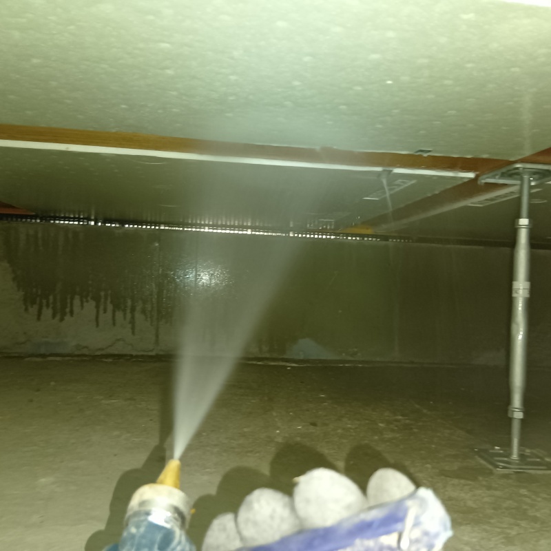 床下の木材に防蟻剤を散布