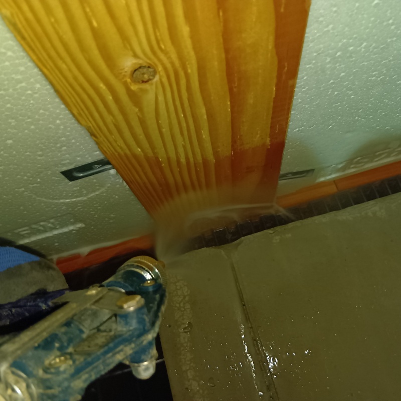 床下の木材に防蟻剤を散布