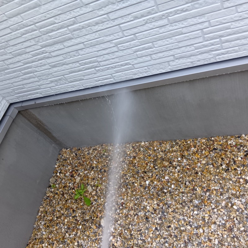 屋外の地面に防蟻剤を散布