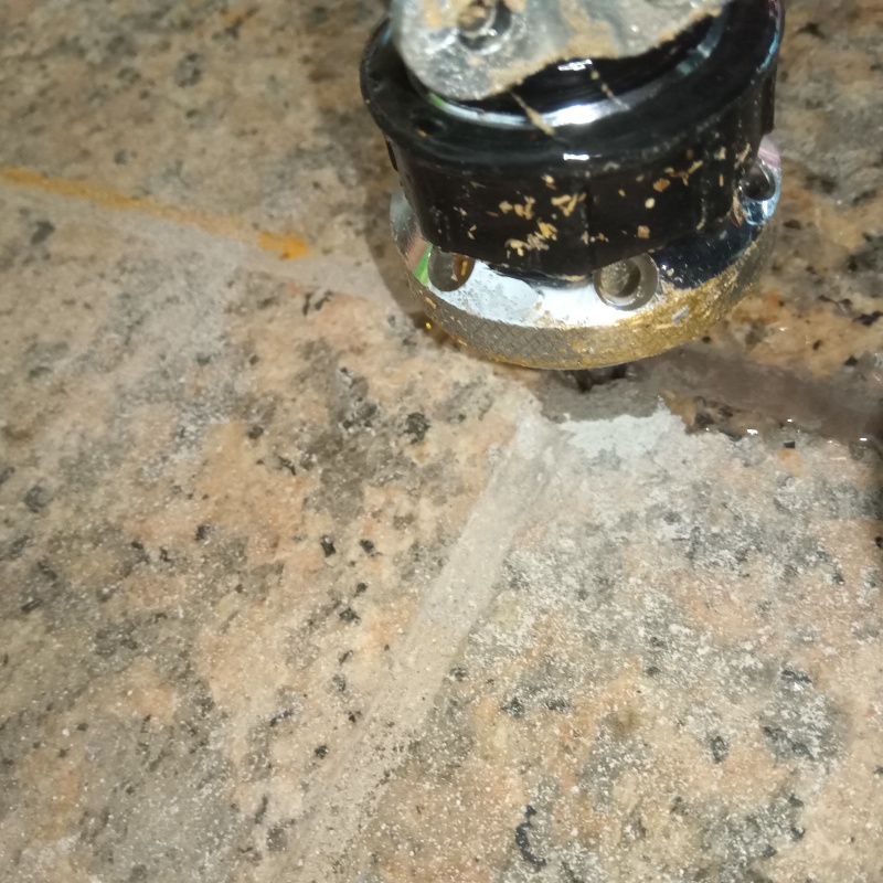 玄関床にシロアリ駆除剤を注入