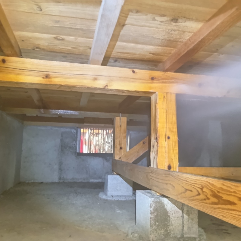 床下の木部にシロアリ駆除剤を散布