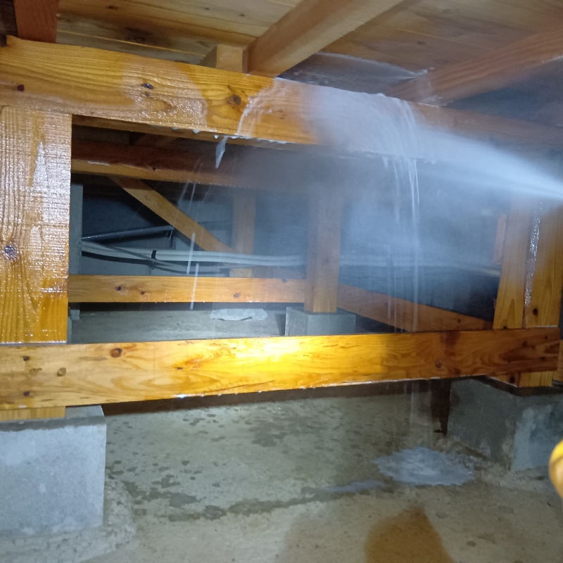 床下の木部にシロアリ駆除剤を散布