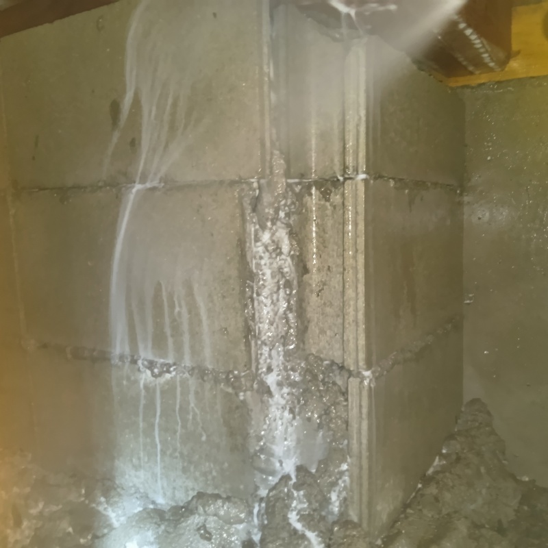 床下の土壌・基礎にシロアリ駆除剤を散布