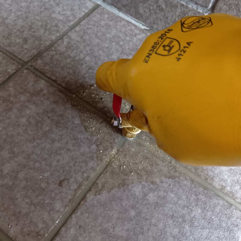 玄関の床にシロアリ駆除剤を注入