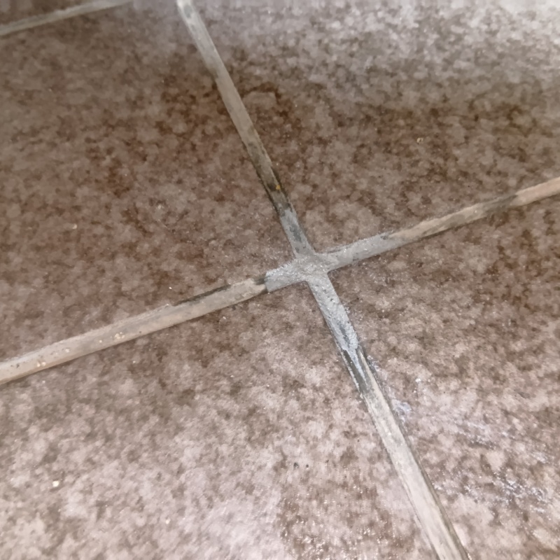 開けた穴をパテで補修