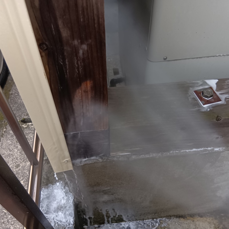 建物まわりの木部にシロアリ駆除剤を散布