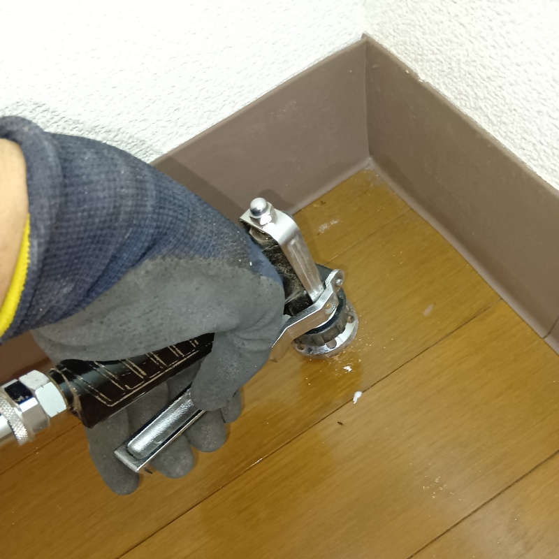 室内の床にシロアリ駆除剤を注入