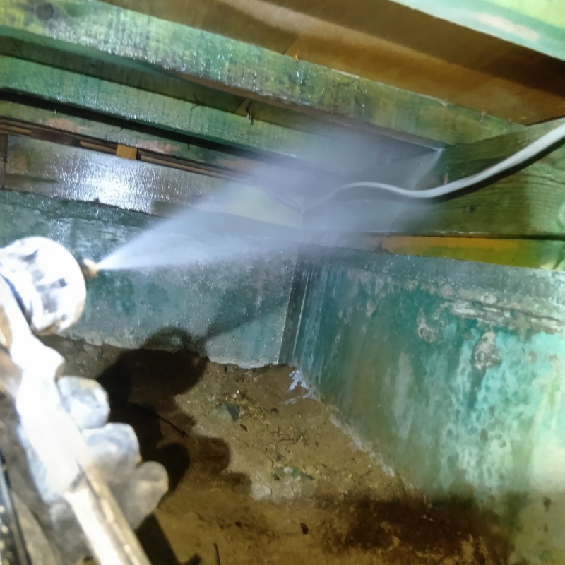 床下の木部にシロアリ駆除剤を散布
