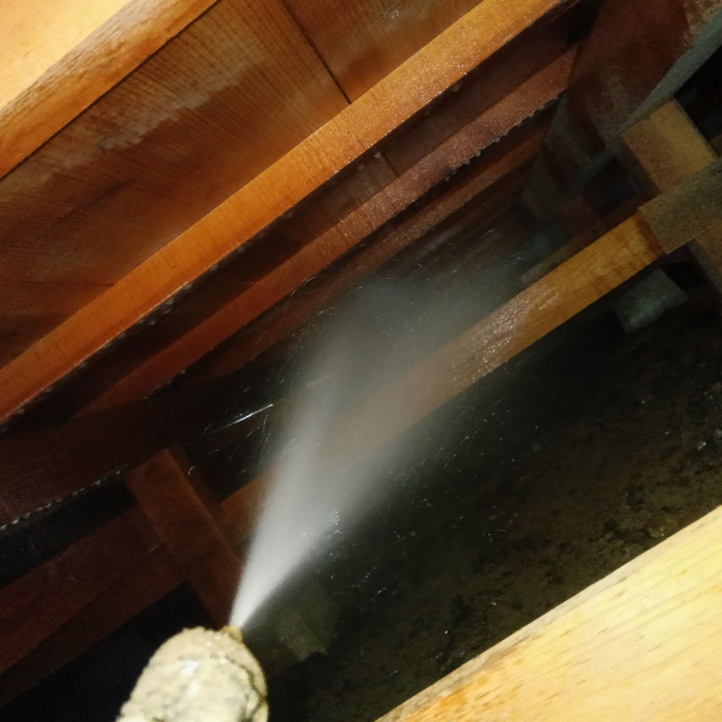 床下の木部に防蟻剤を散布