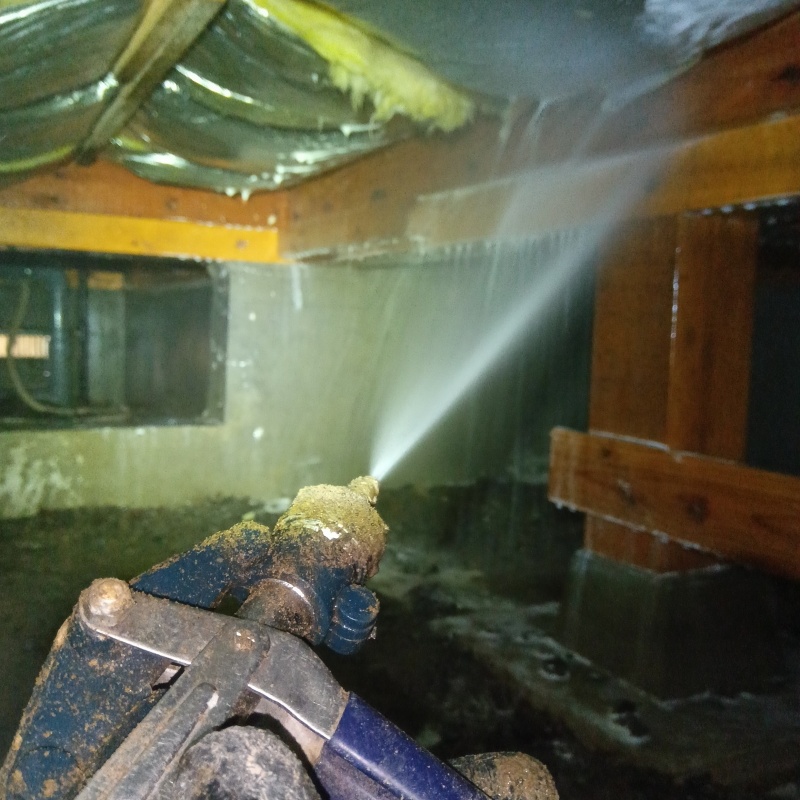 床下の木部に防蟻剤を散布