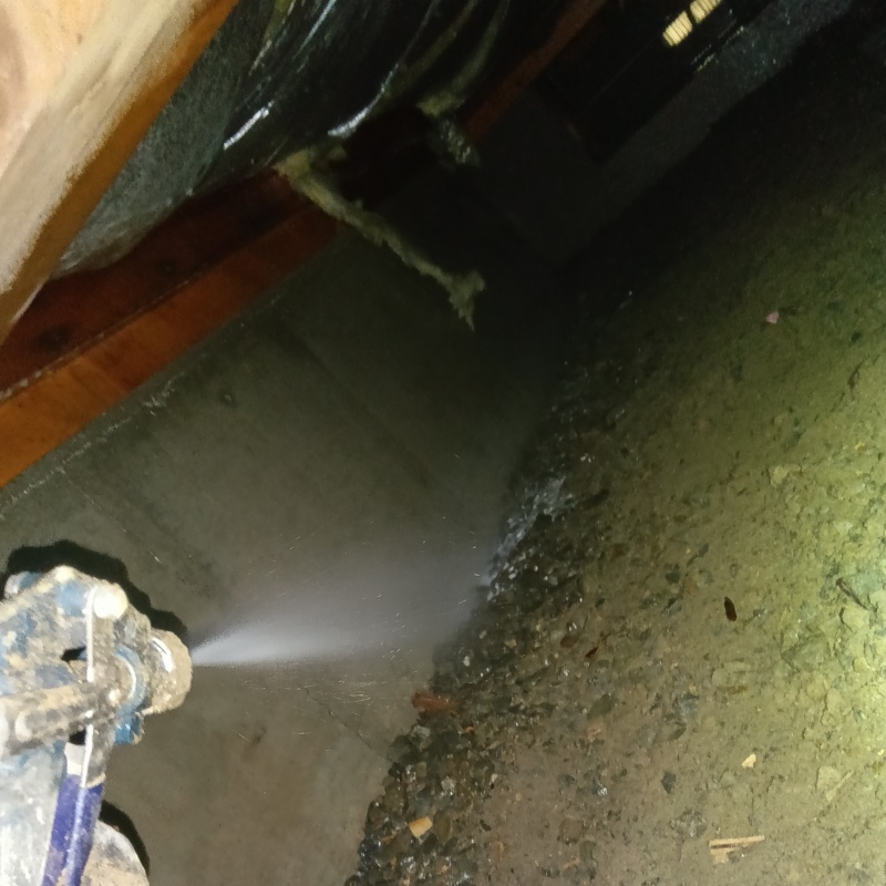 床下の土壌に防蟻剤を散布