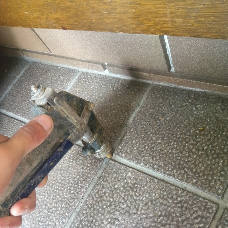 玄関の床にシロアリ駆除剤を注入