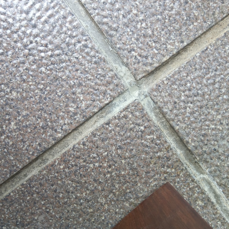 開けた穴をパテで補修